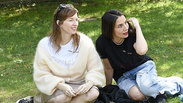 Berenika Kohoutov� a Eva Decastelo (Praha, Nemocnice Motol, setk�n� Pro du�evn� zdrav�, D�tsk� psychiatrie, 11. dubna 2024)