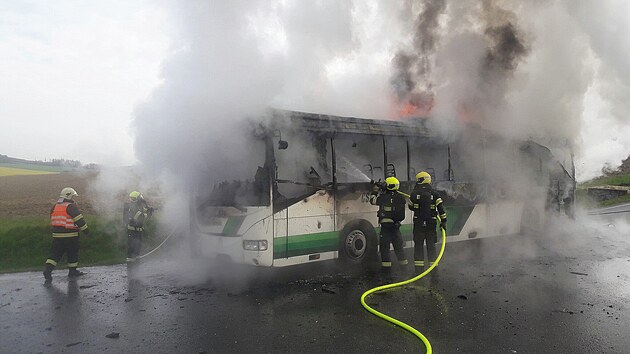 Plameny autobus zcela zniily, nikomu ze 44 cestujcch se nic nestalo. Udlost se stala u Kotousova na Plzesku. (23. dubna 2024)