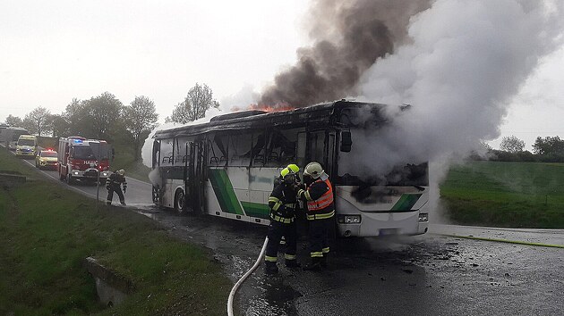 Plameny autobus zcela zniily, nikomu ze 44 cestujcch se nic nestalo. Udlost se stala u Kotousova na Plzesku. (23. dubna 2024)