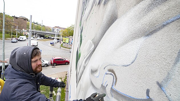 V Otakarov ulici pobl Nmst brat Synk vznik nov nstnn malba, tzv. mural (23. dubna 2024)