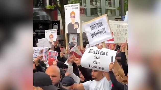 eenm je chalft, dali protestujc v Hamburku