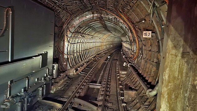 Tlakov�ch uz�v�r� si cestuj�c� za j�zdy ani nev�imnou