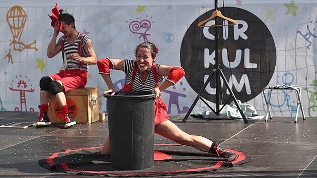 Letoní roník festivalu Cirkulum slibuje akrobacii, pouliní divadlo i ivou hudbu.