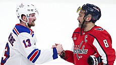 Alexis Lafreniere z NY Rangers (vlevo) a Alexandr Ove�kin z Washingtonu po...