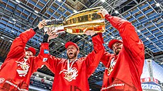 U� ZASE MIST�I. T�ine�tí hokejisté s pohárem pro vít�ze extraligy.