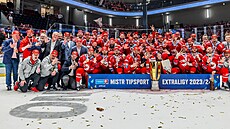 U ZASE MISTI. Tinetí hokejisté kepí s pohárem pro vítze extraligy.