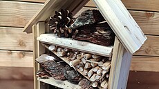 Na loukách i polích vídáme spoustu u�ite�ného hmyzu. Aby brouci m�li kde najít...