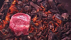 Hovzí steak peený pímo v uhlících