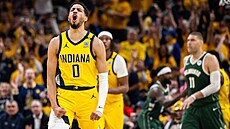 Tyrese Haliburton z Indiana Pacers slaví b�hem zápasu play off NBA s Milwaukee...