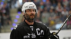 Kapitán chomutovských Pirát Viktor Hübl bhem finále druhé hokejové ligy.