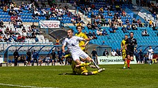 Úto�ník Vy�kova Raimonds Krollis zakon�uje b�hem zápasu s Varnsdorfem.