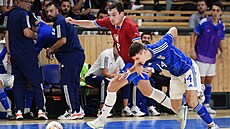 Futsalista Matj Slováek v reprezentaním dresu (vlevo).