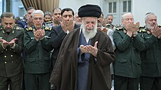 Vydrí mu to? Nejvyí vdce ajatolláh Alí Chameneí (uprosted) zatím jaderné...