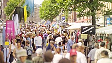 Amsterodam je rozlohou polovi�ní ne� Praha. Turist� ale mají dvaap�lkrát více.