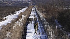 Ukrajintí pohraniníci hlídkují na hranicích s Moldavskem. (30. ledna 2024)