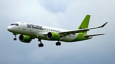 Letadlo spolenosti Air Balitc pistává na letiti Kloten. (25. dubna 2024)