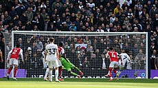 Son Hung-min z Tottenhamu promuje penaltu proti Arsenalu.
