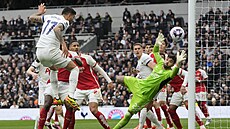 Cristian Romero hlavi�kuje na bránu Davida Rayi z Arsenalu.