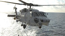 Vrtulník SH-60 K. Stejného modelu byli i dva japonské armádní vrtulníky, které...