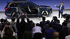 Jerry Gan, �éff Geely Auto Group odhaluje koncept vlajkové lodi zna�ky Galaxy...