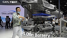 Expozice dodavatele baterií pro elektromobily CATL na autosalonu v Pekingu.