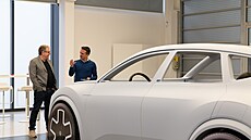 Andreas Mindt (nalevo), éfdesignér znaky Volkswagen s rozpracovanou studií...