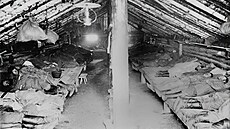 Tito sibití vzni u nali (fotografie je z roku 1936 nebo 1937) aspo nehostinné píbytky. Na nazinské obti ekalo peklo