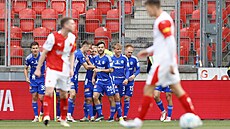 Olomoutí fotbalisté se radují z gólu proti Slavii.