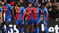 Fotbalisté Crystal Palace se radují z gólu, který vstelil Eberechi Eze.