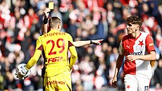 Olomoucký branká� Tadeá� Stoppen inkasuje �lutou kartu za zdr�ování hry poté,...