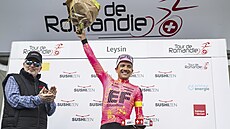 Ekvádorský cyklista Richard Carapaz slaví na pódiu vítzství ve 4. etap Kolem...