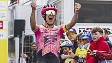 Ekvádorský cyklista Richard Carapaz vítzí ve 4. etap Kolem Romandie.