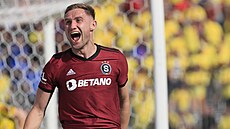 Spar�anský úto�ník Jan Kuchta se raduje ze svého gólu.