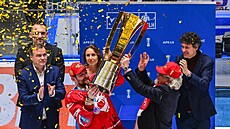 Prezident hokejového Tince Ján Moder zvedá nad hlavu trofej pro mistra...
