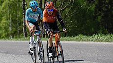 Geraint Thomas a Giulio Pellizzari (vlevo) se snaí o únik v páté etap Tour of...