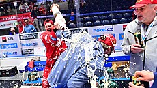 T�inecký úto�ník Libor Hudá�ek polévá pivem asistenta trenéra Vladimíra...