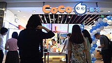 Zákazníci ekají ped prodejnou bublinkového aje Coco v Pekingu. (9. srpna...