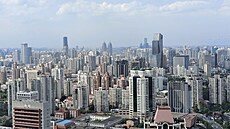 Panorama �ínské �anghaje. Megam�sta nyní za�ívají odliv obyvatel, v t�ch...