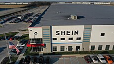 Letecký snímek ukazuje sklad ínské odvní firmy Shein ve Whitestownu v...