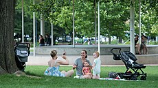 Park Komenského v centru Zlína je místem setkávání, odpo�inku i zábavy. (�erven...
