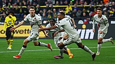 Josip Stanii z Leverkusenu slaví vyrovnávací gól v zápase proti Dortmundu....