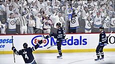 Mark Scheifele (uprost�ed) z Winnipegu se raduje ze vst�elené branky ve druhém...