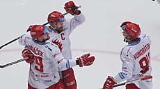 Hokejisté Tince se radují z gólu v estém finále proti Pardubicím.