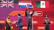 Ti nejlepí Velké ceny íny. Zleva Lando Norris, Max Verstappen a Sergio Pérez.