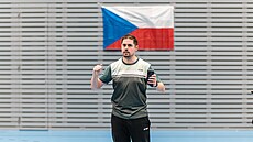 Trenér Oscar Martínez v Národním centru v Plzni.