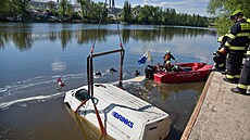 Hasití potápi cviili vyzvednutí dodávky z Vltavy. (27. dubna 2024)