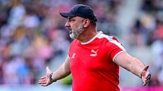 Slávistický trenér Jind�ich Trpi�ovský gestikuluje na rozhod�ího b�hem zápasu s...