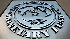 Logo Mezinárodního mnového fondu na fasád jeho centrály ve Washingtonu (4....