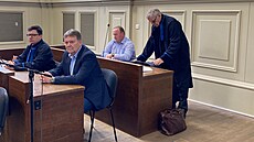 Dva hlavní obalovaní v korupní fotbalové kauze: Roman Bebr (druhý zleva) a...