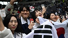 Fanouci z Koreji na stadionu Tottenhamu pi derby s Arsenalem.